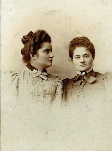  ?? Abb.: Bettina Müller ?? Kurt Tucholskys Tanten Flora (li.) und Berta (re.), um 1895, Fotostudio Leo Rosenbach, Stanislawo­w
