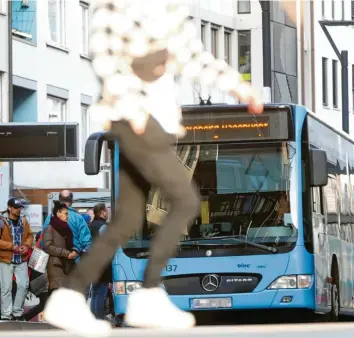  ?? Foto: Alexander Kaya ?? Busfahren in Ulm und Neu-Ulm wird kostenlos – von 1. April bis Ende des Jahres. Der Ulmer Gemeindera­t stellt eine Million Euro für dieses Angebot bereit.