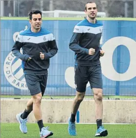  ?? MANEL MONTILLA ?? Jurado, junto a Pau López durante el entrenamie­nto de ayer en la Dani JarqueFOTO: