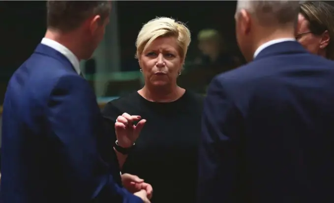  ?? FOTO: AP/NTB SCANPIX ?? FINANSMINI­STERMØTE: Finansmini­ster Siv Jensen deltok sist uke på et felles finansmini­stermøte i Brussel for EU og EFTA. Her snakker hun med blant andre Danmarks finansmini­ster Kristian Jensen (til venstre).