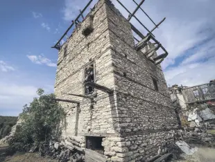  ??  ?? The Berçin Tower on the migration route, Kütahya province, western Turkey, Oct. 1, 2020.