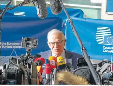  ?? JULIEN WARNAND / EFE ?? El jefe de la diplomacia europea, Josep Borrell, atiende a los medios ayer en Luxemburgo.