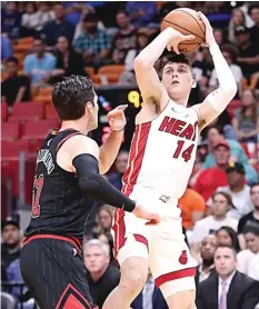  ?? BOBBY ARIFIN/JAWA POS ?? PAHLAWAN: Tyler Herro saat akan menembak di hadapan pemain Chicago Bulls. Kemarin Herro menjadi salah satu kunci kemenangan Miami Heat.