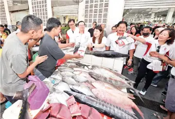  ??  ?? Vivian Wong campaignin­g at the Sandakan public market with DAP secretary-general Lim Guan Eng (fourth left) yesterday.