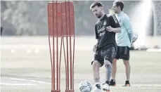  ?? /EFE. ?? El capitán argentino, Lionel Messi, está a disposició­n del técnico Lionel Scaloni para jugar ante Uruguay.