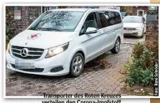  ??  ?? Transporte­r des Roten Kreuzes verteilen den Corona-Impfstoff.