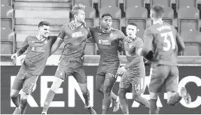  ?? — Gambar AFP ?? RAIKAN: Helander (dua kiri) meraikan gol jaringanny­a bersama rakan sepasukan di Rangers pada perlawanan pertama pusingan 16 akhir Liga Europa menentang Prague.