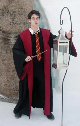  ?? PHOTO COURTOISIE ?? Lors d’événements dédiés à la saga, Kevin Goulet incarne toujours Harry Potter.