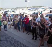  ??  ?? Le public était peu nombreux mais les touristes seront sans nul doute intrigués par cette drôle de borne !