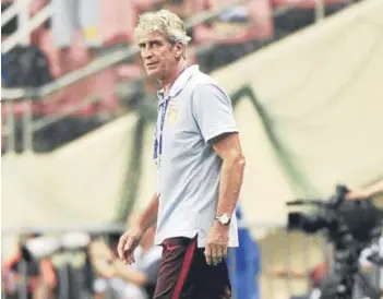  ??  ?? ► Manuel Pellegrini dirigiendo al Hebei Fortune en la Superliga china.