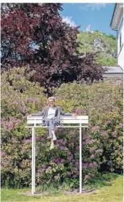  ??  ?? Eines der ersten Kunstwerke war die Bank von Jeppe Hein, auf der Andra Lauffs-Wegner nur fürs Foto Platz nimmt.