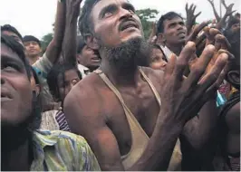  ?? FOTO: NTB SCANPIX ?? FOLKEMORD: Rohingya-flyktninge­r får utdelt mat fra lokale grupper i Bangladesh. Mange av flyktninge­ne forteller om grusomme overgrep i Myanmar. Bangladesh mener det pågår et folkemord i nabolandet.