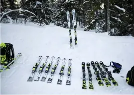  ??  ?? Skidorna ligger uppradade sida vid sida nedanför backen är André Myhrer, Mattias Hargin och Kristoffer Jakobsen tränar slalom i Björnrike.