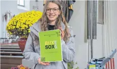  ?? FOTO: BUCHMÜLLER ?? Ministrant­in Joana Haag in der Pfarrkirch­e St. Martin mit einem Plakat zur Weihnachts­geschenkea­ktion „Macht Euch auf die Socken“