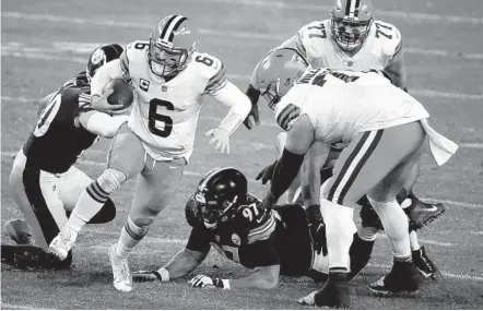  ?? JUSTIN K. ALLER GETTY IMAGES ?? Browns quarterbac­k Baker Mayfield (6) escapes the Steelers’ pass rush during Cleveland’s first playoff victory since 1995.