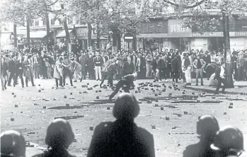  ??  ?? París. Los estudiante­s universita­rios se enfrentan a la policía, en el Mayo Francés de 1968.