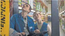  ?? FOTO: KINO FREUND ?? Christian (Franz Rogowski) und Marion (Sandra Hüller), die beide in einem Großmarkt arbeiten, verlieben sich ineinander.