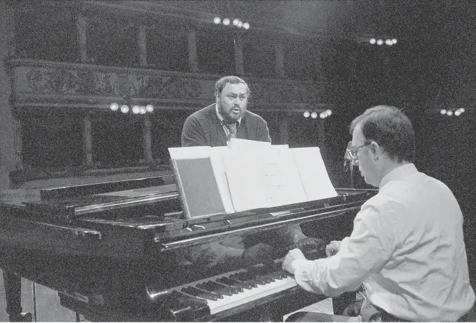  ?? COURTESY OF DECCA/IRA NOWINSKI ?? Luciano Pavarotti rehearses for a recital with accompanis­t Leone Magiera.