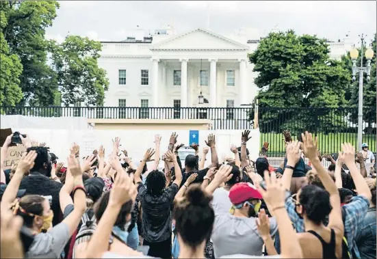  ?? JIM LO SCALZO / EFE ?? Los manifestan­tes levantan las manos frente a la Casa Blanca, una señal de protesta que se ha extendido por todo Estados Unidos