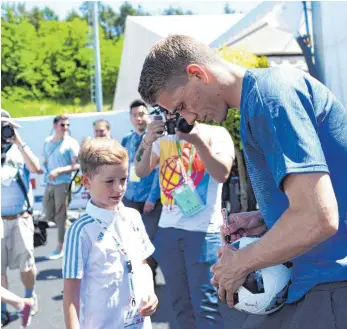  ?? FOTO: AFP ?? Macht die Kinder glücklich: Nils Petersen beim Autogramme­schreiben in Südtirol.