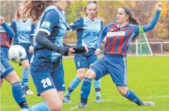  ?? FOTO: PETER SCHLIPF ?? Die U 17 des FCE (rot-blaue Trikots) hat in der Oberliga Fuß gefasst.