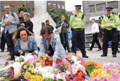  ?? FOTO: JUSTIN TALLIS ?? Trauernde legen auf der Südseite der London Bridge Blumen für die Opfer des islamistis­chen Anschlags nieder. Am Samstagabe­nd hatten dort in der Nähe drei IS-Terroriste­n auf Passanten und Feiernde geschossen. Sieben Menschen starben.