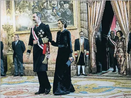  ?? DANI DUCH ?? Los Reyes entran en el salón del Trono del palacio Real seguidos por Juan Carlos y Sofía