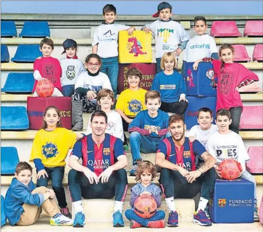  ??  ?? La Fundació de tots. Messi y Neymar posan en la portada de
Revista Barça , del número de diciembre-enero, con un grupo de niños para un número especial dedicado a explicar los proyectos sociales que desarrolla la Fundació FC Barcelona. Precisamen­te...