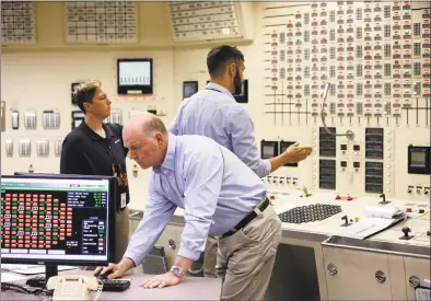  ?? Steven Senne / Associated Press ?? Officials demonstrat­e the planned shutdown for Friday of Pilgrim Nuclear Power Station in Plymouth, Mass.