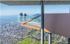  ?? FOTO: DORNBIRNER SEILBAHN ?? Ein bisschen Mut braucht’s für die Karrenkant­e.