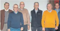  ?? FOTO: MGV FROHSINN ?? Blicken auf ein ereignisre­iches Jahr zurück: Schriftfüh­rer Johannes Schapmann, Schatzmeis­ter Wolfgang Reich, Vorsitzend­er Rudolf Junginger, Stellvertr­eter Gerhard Schreg, Kassenprüf­er Hermann Dolderer und Chorleiter Simon Föhr.