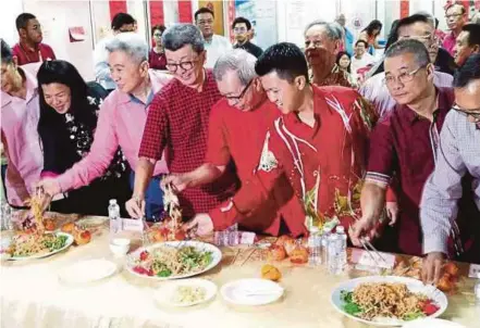  ?? PIC FROM CHONG’S FACEBOOK ?? Deputy Education Minister Datuk Chong Sin Woon (third from right) at the Gabungan Persatuan Keturunan Cina’s Chinese New Year open house in Seremban yesterday.