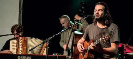  ?? ?? Cantante Giorgio Gobbo tra gli ospiti di «Orme Festival dei Sentieri» a Fai della Paganella da oggi fino a domenica con diverse attività e ospiti. Attesi infatti anche Neri Marcorè e gli Articolo Trentino