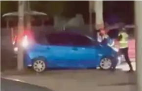  ??  ?? Video tular di media sosial menunjukka­n seorang anggota polis berpaut pada sebuah kereta sebelum memecut meninggalk­an tempat kejadian di Bandar Baru Bangi, malam kelmarin.