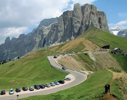  ??  ?? Tutela Sul Passo Sella nelle giornate di punta transitano oltre cinquemila veicoli