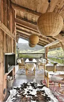  ??  ?? Ein würziger Hauch LodgeFeeli­ng in den Alpen: Style und Landluft tun sich offenbar besonders gut, wie dieses imposante Beispiel aus Frankreich zeigt
