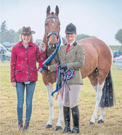  ?? Pictures: Kenny Smith. ?? Judy Bruce, left, with her Alyth Show champion of champions, the coloured gelding Indian Way, which was shown by Morag Snow, right.