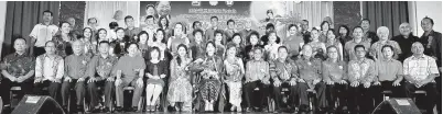  ??  ?? JAKE (duduk lima kiri), Doreen, ketua-ketua jabatan dan pemimpin-pemimpin masyarakat bergambar bersama-sama dengan para pemenang dan peserta pertanding­an fesyen Cheong Sam dan AJK penganjur.