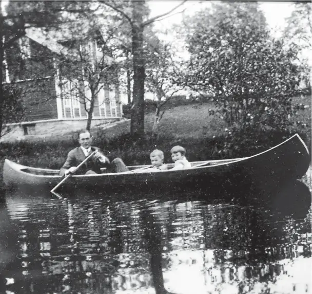  ?? FOTO: PRIVAT ?? DAM: Georg Aubert tok med barna Emil og Inger (Midtbø) på padletur i selvbygd kano. Gartnerbol­igen sees i bakgrunnen. Bildet er tatt midt på 1930-tallet.