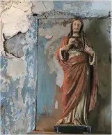  ??  ?? Cette statue du Christ et cette partie du mur de la maison Drouin n’ont pas été retouchées depuis la Conquête. Miraculeus­ement, le général Wolfe a oublié de la détruire