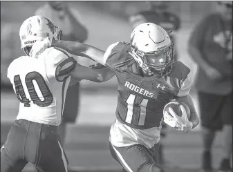  ?? NWA Democrat-Gazette/BEN GOFF • @NWABENGOFF ?? Rogers High junior Will Sims (11) breaks away from sophomore teammate Vincent Vo on Friday during practice at Whitey Smith Stadium in Rogers.