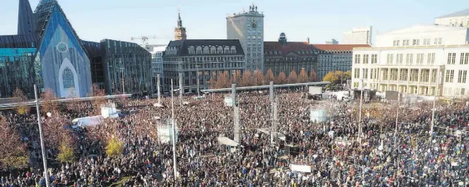  ?? BILD: LausitzNew­s/imago ?? Wimmelbild in Coronazeit­en: Zehntausen­de versammelt­en sich am Samstag bei der „Querdenken“-Demo auf dem Leipziger Augustuspl­atz.