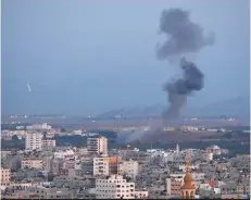  ?? | AHMED ZAKOT / REUTERS ?? Fumaça é vista em Gaza após ataque aéreo de Israel