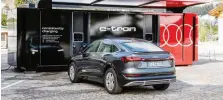  ??  ?? In alto, l’e-tron Sportback; sopra l’Audi e-tron charging station di Corvara