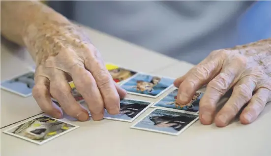  ?? Foto: Sven Hoppe/dpa ?? Aktivitäte­n wie Gesellscha­ftsspiele fördern die kognitiven Fähigkeite­n.