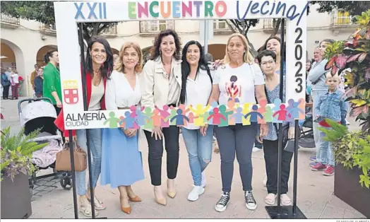  ?? DIARIO DE ALMERÍA ?? Posado en un ‘photocall’ del XXII Encuentro Vecinal con representa­ntes de diferentes barrios de la capital.