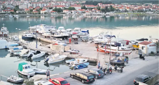  ??  ?? PŠU Banj pomorsko dobro istočno od Madiracina mula, koje je dobila u koncesiju, nije koristila sukladno propisanim odredbama niti je poštovala inspekcijs­ka rješenja i uklonila nedostatke