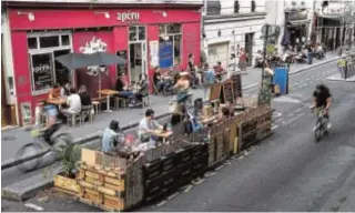  ?? AFP ?? Los bares extienden sus terrazas a plena vía pública en París