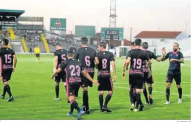  ?? M. HIDALGO ?? Los jugadores del Recre celebran el gol de Rubén Cruz; abajo, Quique Rivero, anoche en Portugal.