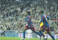  ??  ?? De la ovación a Ronaldinho al 2-6 de 2009 Dos de las noches más memorables de Laporta en el Bernabéu